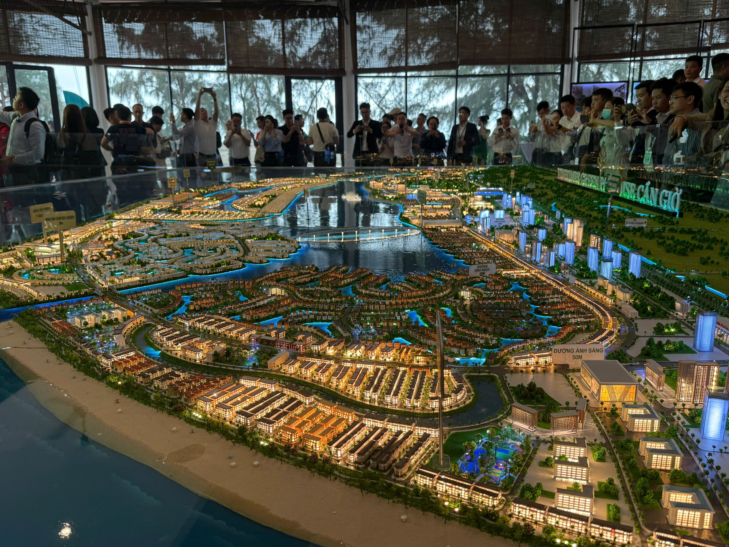 Sa bàn Vinhomes Cần Giờ – mô hình thu nhỏ tái hiện toàn cảnh đại đô thị biển 2.870 ha, nơi hội tụ tinh hoa kiến trúc và quy hoạch hiện đại.