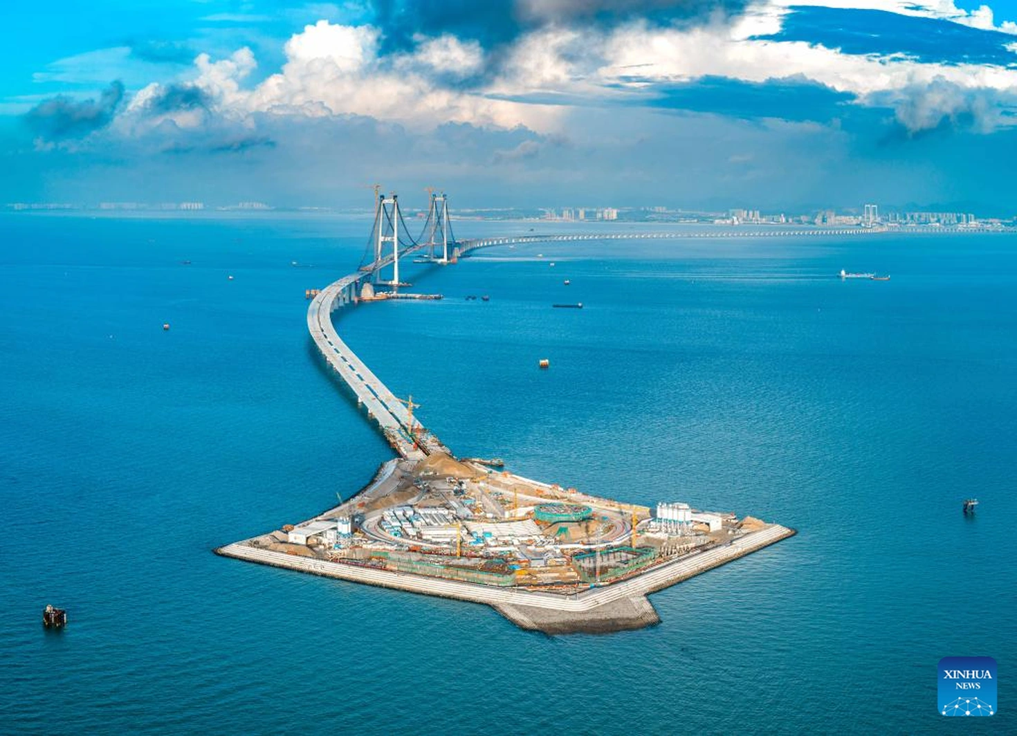 Công trình cầu kết hợp hầm vượt biển nối Thâm Quyến với Trung Sơn (tỉnh Quảng Đông, Trung Quốc) (Ảnh: Xinhua).