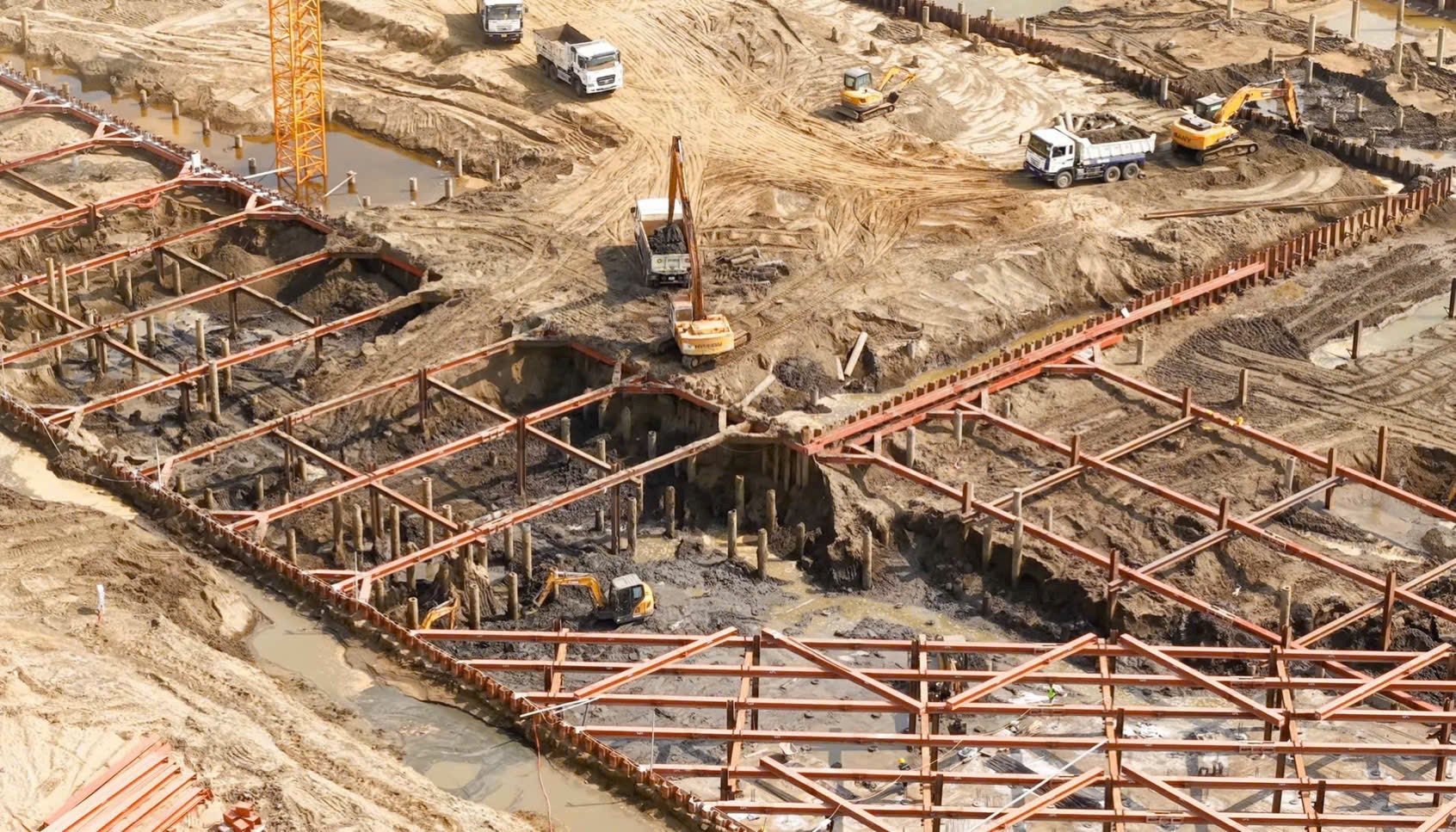 Ghi nhận từ công trường cho thấy các hạng mục thi công nền móng và hạ tầng kỹ thuật đang được triển khai tại Vinhomes Cần Giờ.