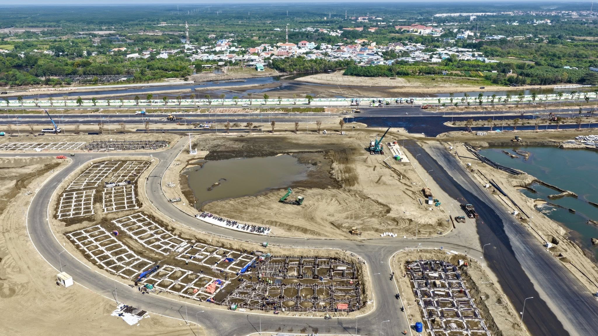 Máy móc kỹ thuật hoạt động đồng bộ, phục vụ xử lý nền và kết cấu móng.