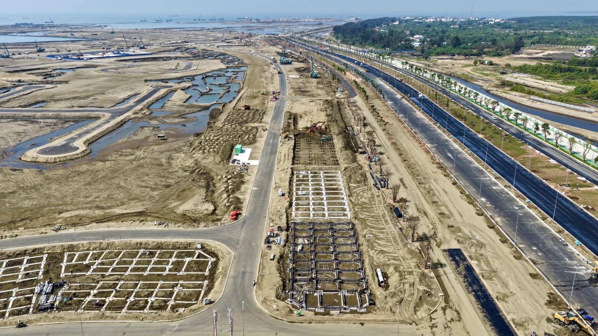 Công tác san lấp và hoàn thiện mặt bằng được triển khai song song trên nhiều khu vực.