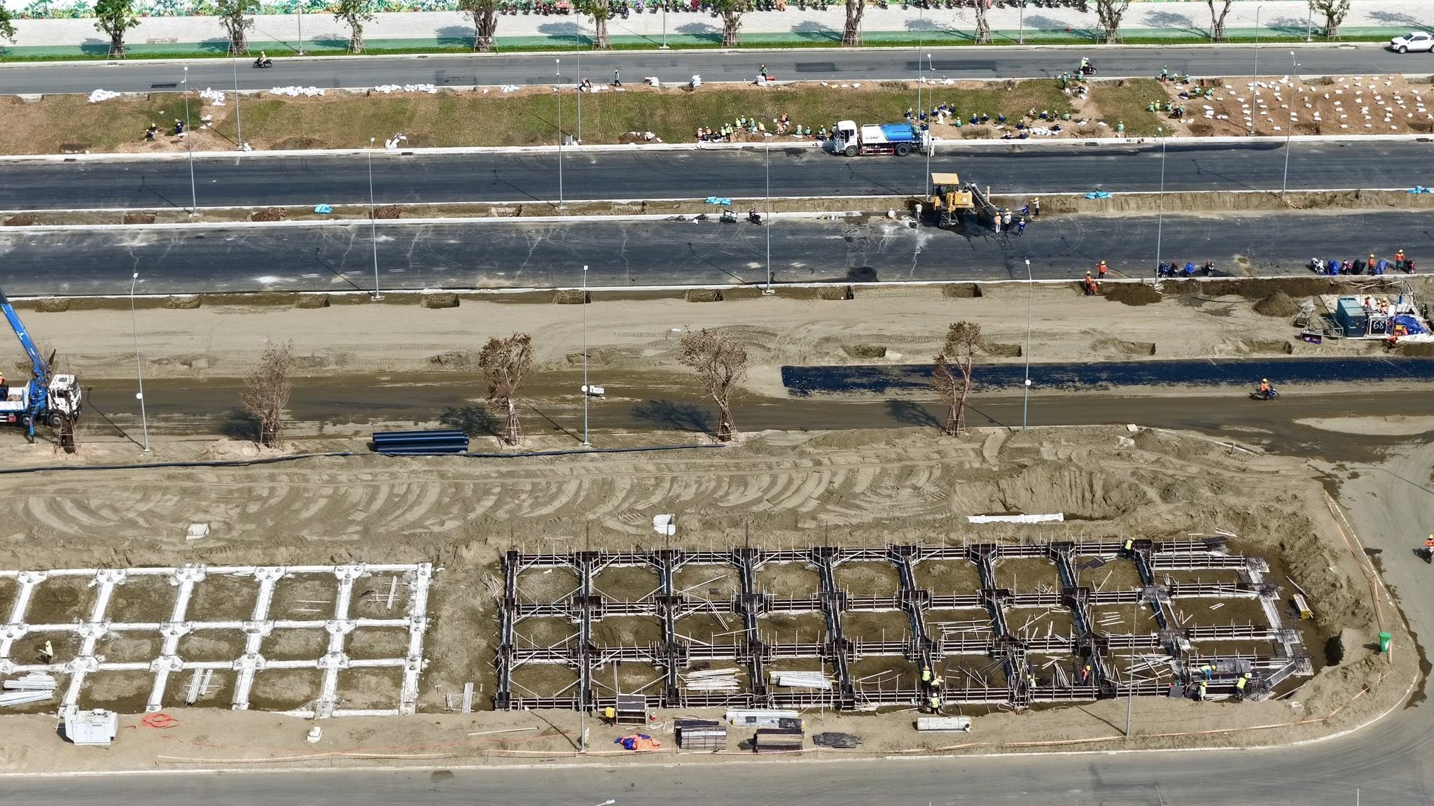Các hạng mục kỹ thuật đang được thi công cẩn trọng, đảm bảo chất lượng nền móng.