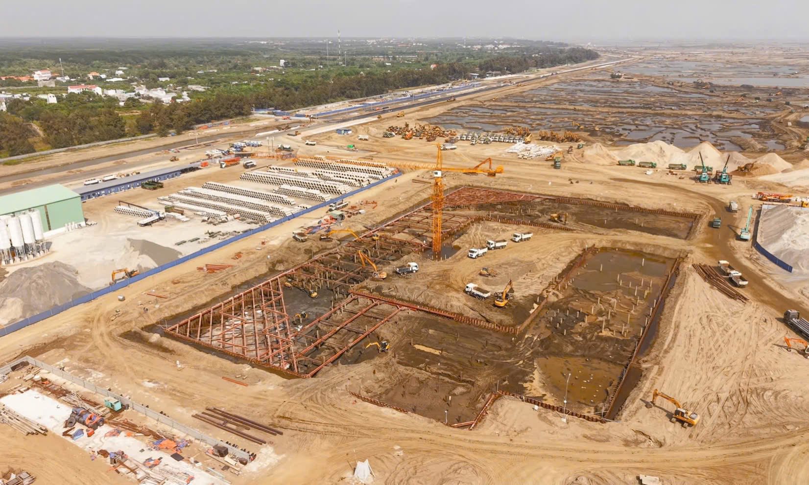 Ghi nhận từ công trường cho thấy các hạng mục thi công nền móng và hạ tầng kỹ thuật đang được triển khai tại Vinhomes Cần Giờ.