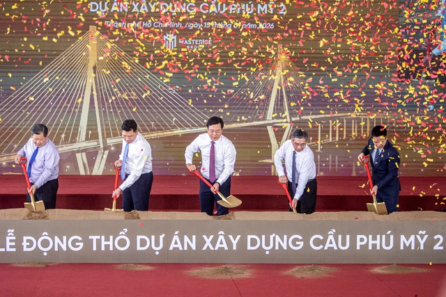 Phó Bí thư thường trực Thành ủy TP Lê Quốc Phong, Phó Bí thư Thành ủy TP Nguyễn Phước Lộc và Phó Chủ tịch UBND TP Hoàng Nguyên Dinh thực hiện nghi thức động thổ cầu Phú Mỹ 2