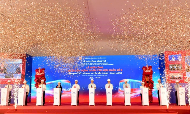 Các đại biểu ấn nút khởi công dự án Metro số 2 