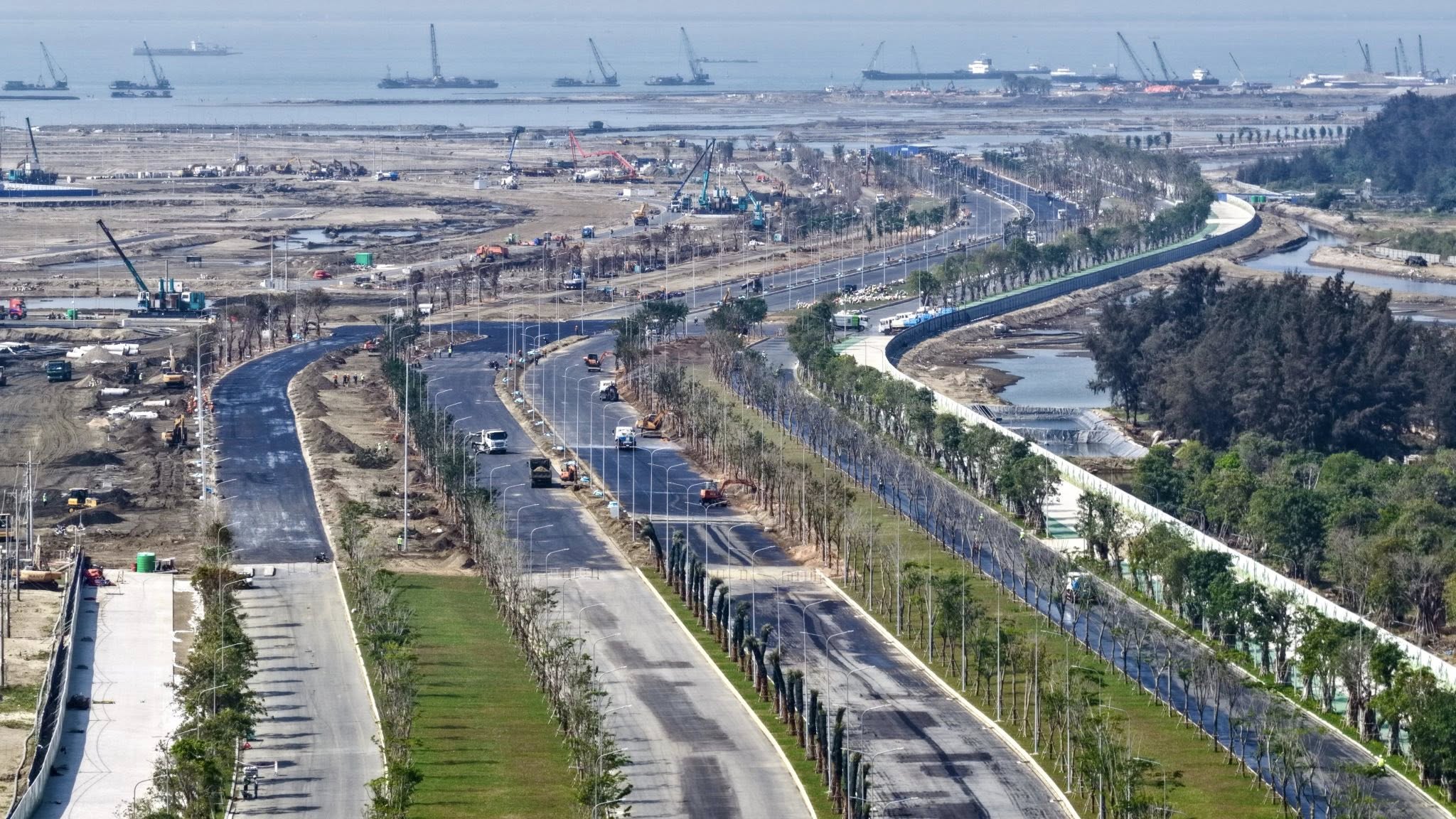 Xà lan bơm hút cát vẫn duy trì hoạt động ngoài khu vực ven bờ.