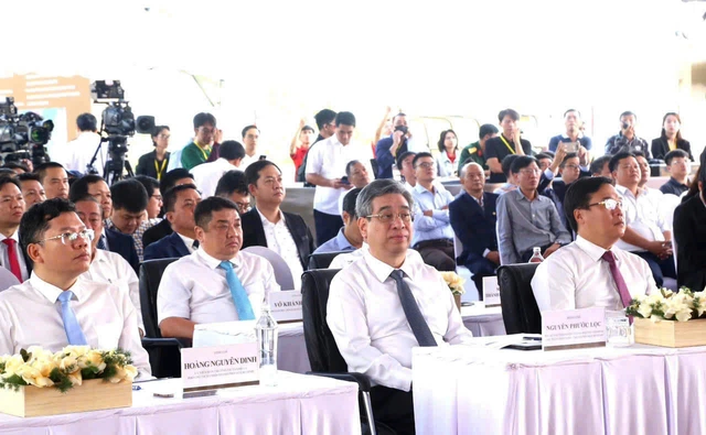 Phó Bí thư thường trực Thành ủy TP Lê Quốc Phong (bìa phải); Phó Bí thư Thành ủy TP Nguyễn Phước Lộc (giữa) và Phó Chủ tịch UBND TP Hoàng Nguyên Dinh (trái) dự lễ động thổ tại điểm cầu dự án cầu Phú Mỹ 2.