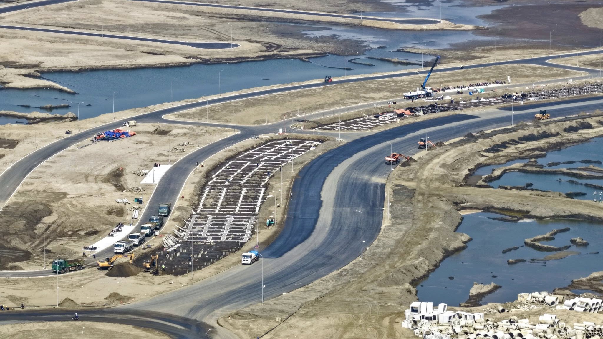 Vật tư xây dựng được cung ứng liên tục cho các mũi thi công trong phân khu.