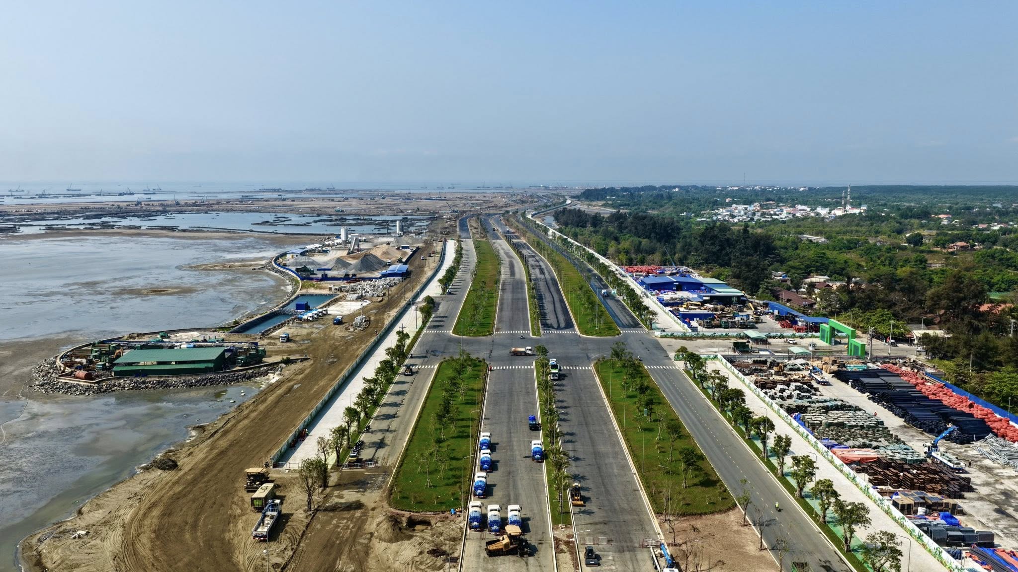 Công trường Khu A Vịnh Tiên vận hành với nhịp độ khẩn trương suốt nhiều ngày liên tục.