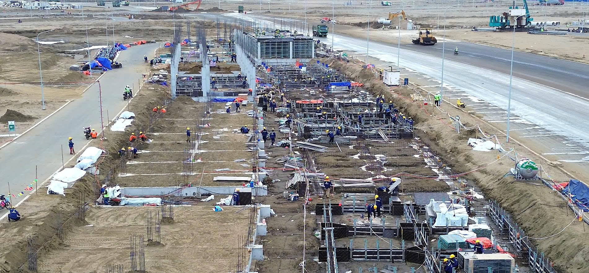 Thi công móng phân khu A đang chạy đua tiến độ với mật độ nhân công dày đặc.