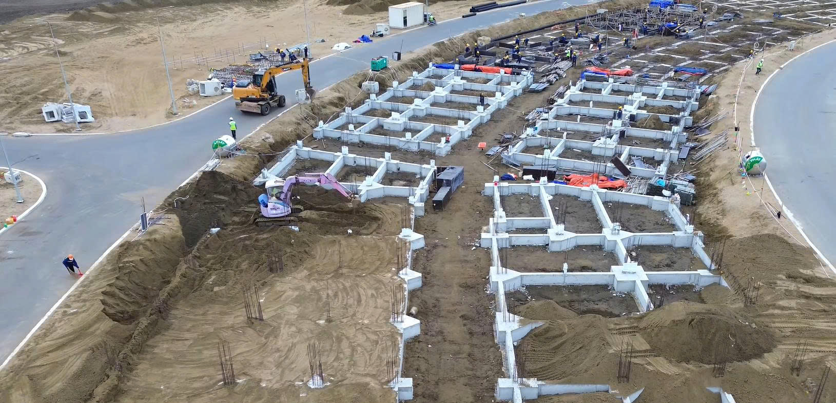 Khu vực móng và nền phân lô đang được định vị, tạo hình chính xác theo thiết kế.