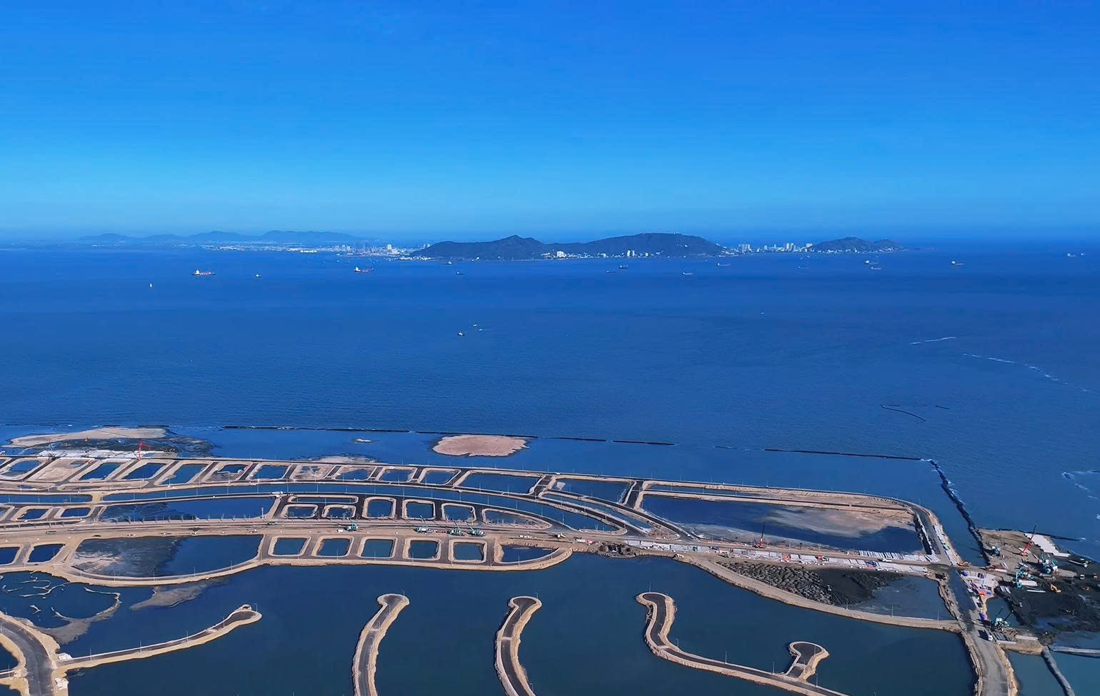 Công tác san lấp tại phân khu B diễn ra liên tục với nhiều máy móc cùng lúc, từng bước định hình mặt bằng.