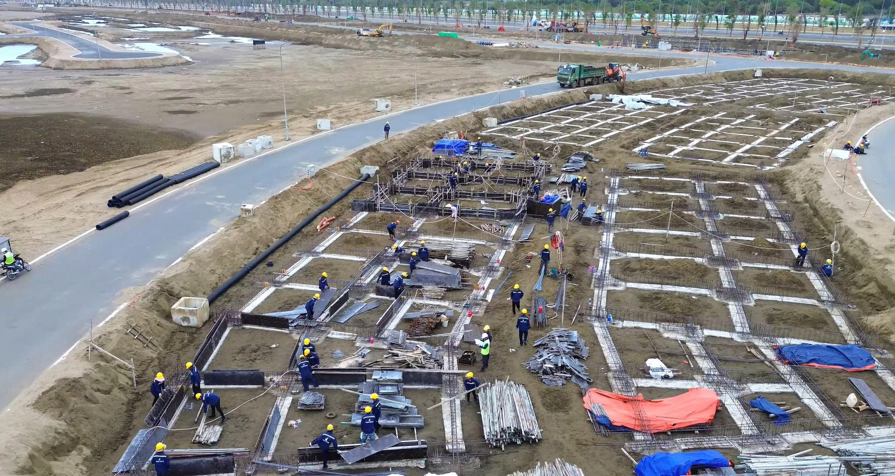 Công tác đổ bê tông sàn tầng trệt diễn ra liên tục với thiết bị chuyên dụng.