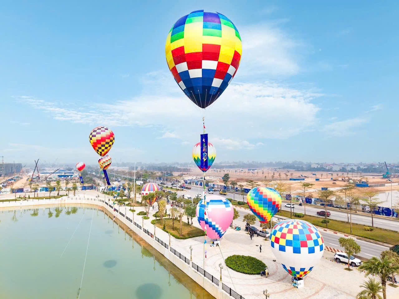 Hàng chục khinh khi cầu ở Vinhomes Cần Giờ để chuẩn bị cho lễ hội Xuân