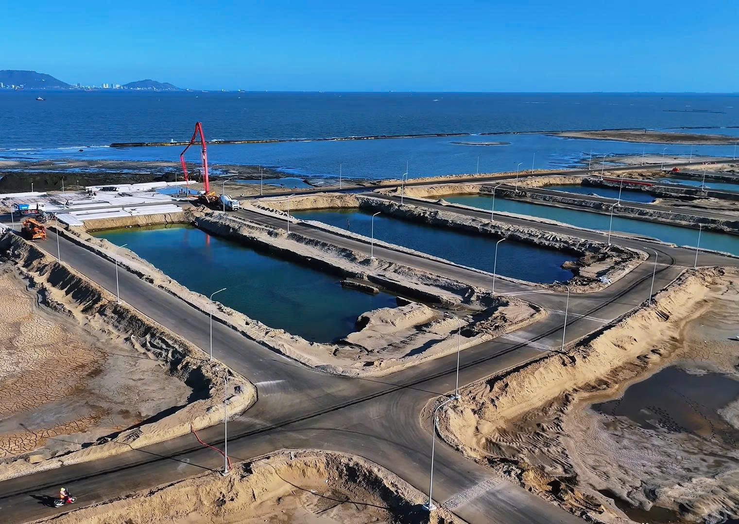 Hệ thống kênh – đường phân lô tại phân khu B hiện rõ, cho thấy tiến độ hạ tầng đang tăng tốc mạnh.