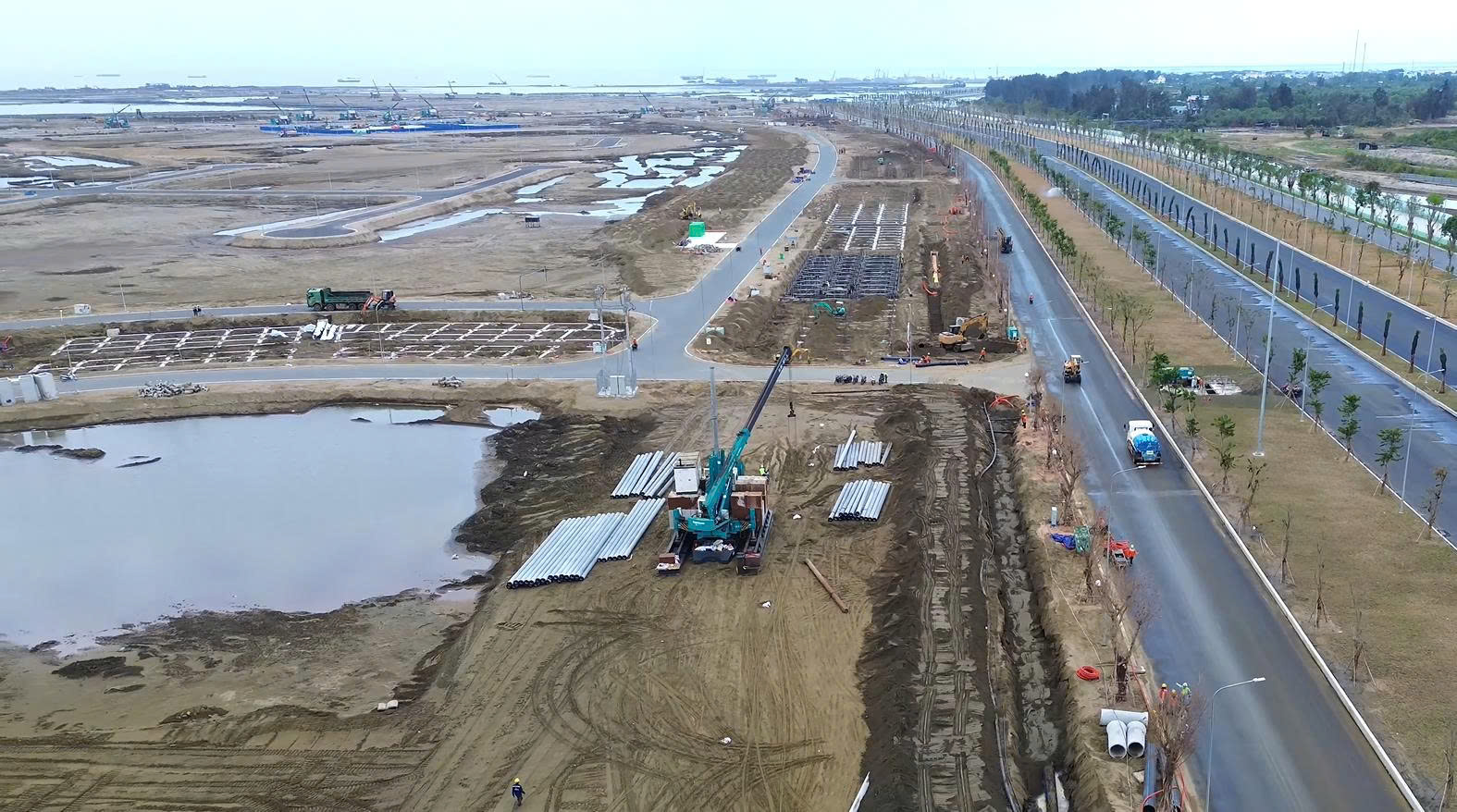 Toàn cảnh phân khu A với các cấu kiện móng đã định hình, cho thấy tốc độ thi công cao.