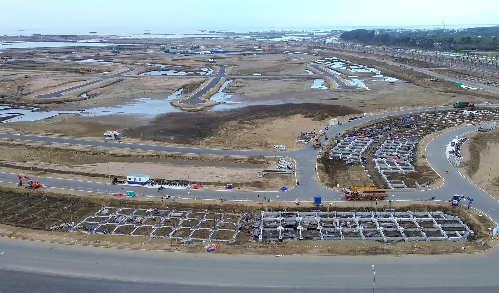 Sàn móng phân khu A đang hoàn thiện từng ô, cho thấy tiến độ nhất quán.