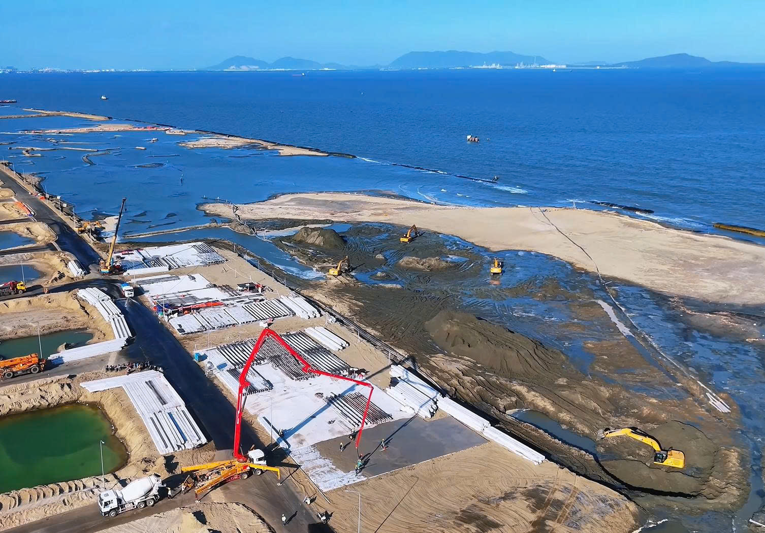 Toàn cảnh khu vực ven biển của phân khu B đang được bồi đắp và gia cố, chuẩn bị cho giai đoạn dựng móng.