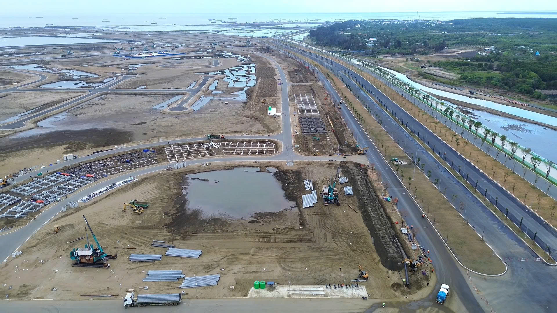 Khu vực đầm lầy được xử lý nền, chuẩn bị cho giai đoạn dựng kết cấu tiếp theo.