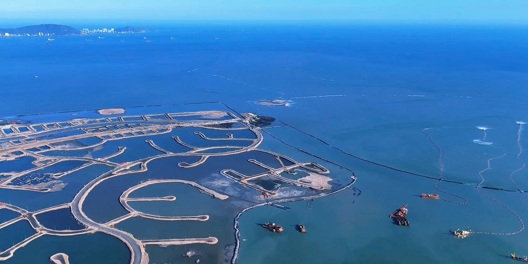 Các tuyến đường nội khu phân khu B dần hoàn thiện mặt bằng, tạo khung xương hạ tầng rõ nét.